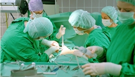 在患者清醒时行开颅手术、清除脑瘤？这位日本医生已经做了550例！
